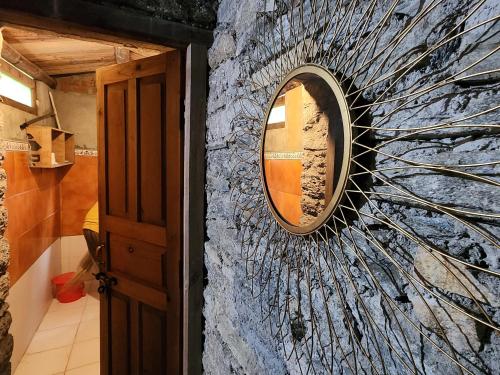 Panuānaula的住宿－Hobo Huts，门旁石墙上的镜子