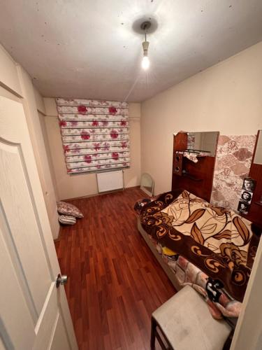 ein Zimmer mit einem Bett und einem Sofa darin in der Unterkunft Beyazıt Suit in Sarıgazi