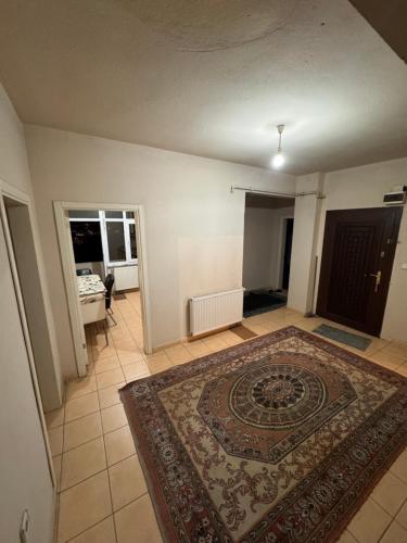 ein Wohnzimmer mit einem Teppich auf dem Boden in der Unterkunft Beyazıt Suit in Sarıgazi