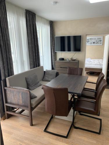 Haus Lothringen, TOP 8