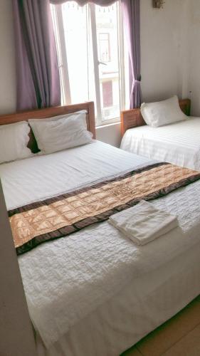 duas camas sentadas uma ao lado da outra num quarto em Ks Huy Hoang Airport em Hanói