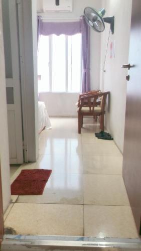 einen Flur mit einem Zimmer mit Fenster und Teppich in der Unterkunft Ks Huy Hoang Airport in Hanoi