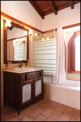 a bathroom with a sink and a bath tub at Casa de Pedrógão in Pedrógão