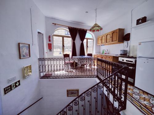 une cuisine et un escalier dans une maison dans l'établissement Traditional Maltese townhouse in Rabat, à Rabat