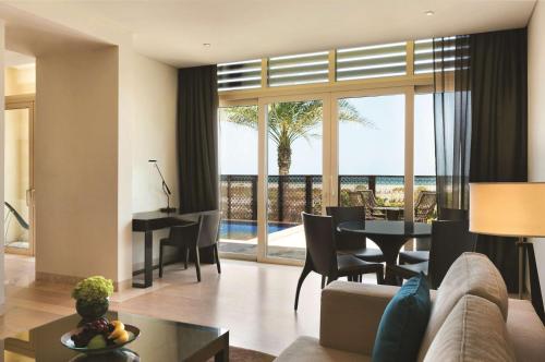 ein Wohnzimmer mit Meerblick in der Unterkunft Park Hyatt Abu Dhabi Hotel and Villas in Abu Dhabi