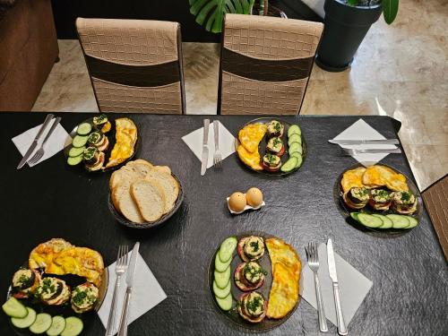 uma mesa com um monte de comida em Guesthouse different em Tbilisi