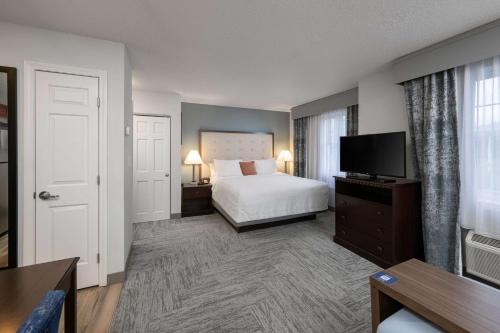 アンドーバーにあるHomewood Suites by Hilton Boston/Andoverのベッド1台、薄型テレビが備わるホテルルームです。
