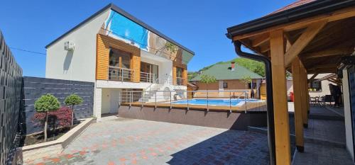 uma casa com piscina no quintal em Relax Vučković em Ivanjica