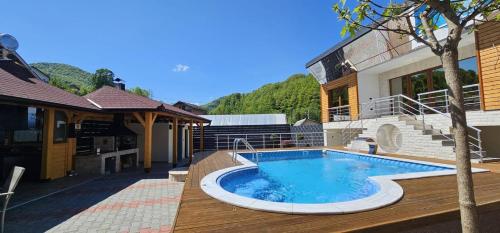 uma piscina em frente a uma casa em Relax Vučković em Ivanjica