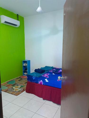 Ένα ή περισσότερα κρεβάτια σε δωμάτιο στο Homestay Megat & Puteri