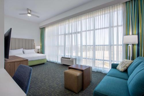een hotelkamer met een bank en een bed bij Homewood Suites by Hilton Davidson in Davidson