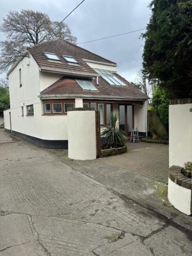 uma casa branca com um telhado castanho em Nice Double Room Clontarf House-1 em Dublin