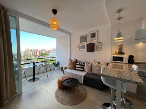 Stylish and comfortable one bedroom with sea view