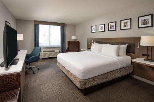 a hotel room with a bed and a flat screen tv at Hilton Garden Inn Philadelphia Center City in Philadelphia
