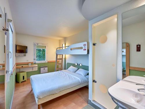 - une chambre avec des lits superposés et un lavabo dans l'établissement ibis budget Lisieux, à Lisieux