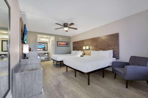Habitación de hotel con 2 camas y ventilador de techo. en Quality Inn & Suites Airport-Cruise Port Hollywood en Hollywood