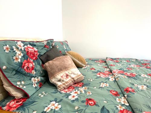 uma cama com um cobertor verde com flores em Spacious Relaxing Double Bedroom near Heart of City em Birmingham