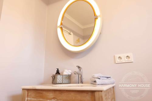 łazienka z umywalką i lustrem na ścianie w obiekcie Harmony House w mieście Handewitt