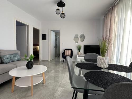 sala de estar con mesa y sillas en Sun Angelo luxury apartment in Paradise 2, en Arménoi