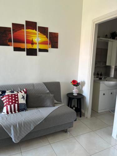 - un salon avec un canapé et des peintures murales dans l'établissement Monolocale Rosy 2, à Porto