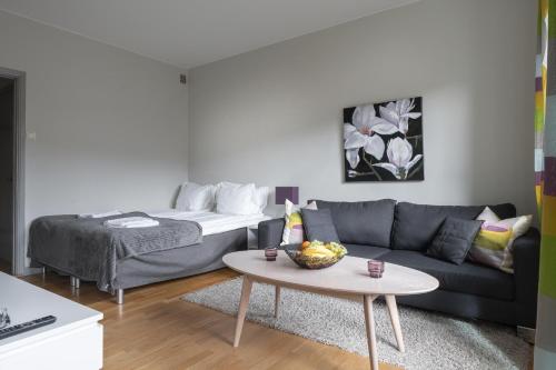 Live and Stay Lagerbring في غوتنبرغ: غرفة معيشة مع أريكة وسرير