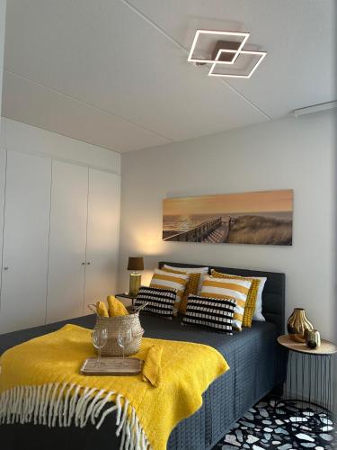 1 dormitorio con 1 cama con manta amarilla en Ratalinna - free WiFi en Pori