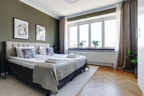 ein Schlafzimmer mit einem großen Bett und einem Fenster in der Unterkunft Live and Stay VR40 in Göteborg