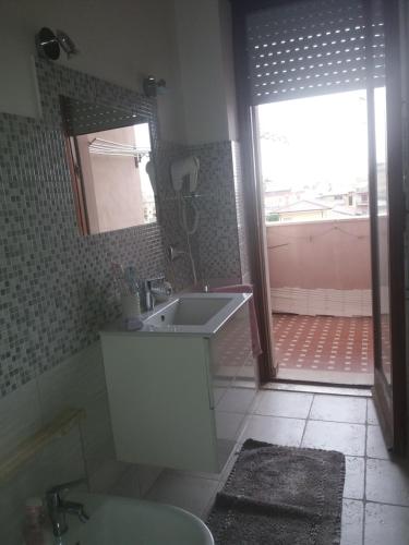 baño con lavabo y aseo y ventana en OLEANDRI SUITE B&B, en Aprilia