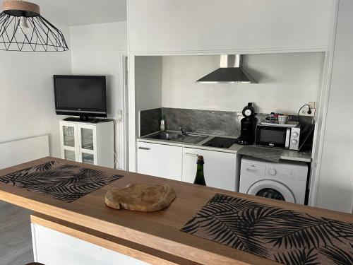 une cuisine avec un évier et un plan de travail dans l'établissement Appartement meublé en plein coeur de ST VALERY EN CAUX, à Saint-Valery-en-Caux