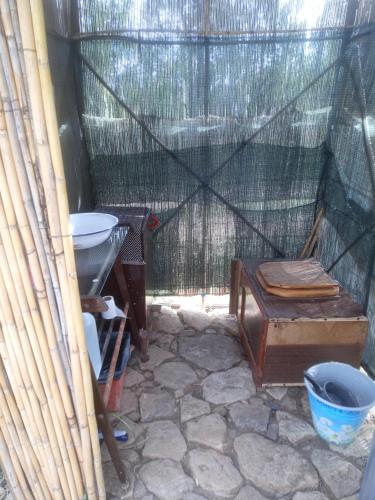 een kamer met een toilet en een wastafel in een yurt bij Libertatia in Donori