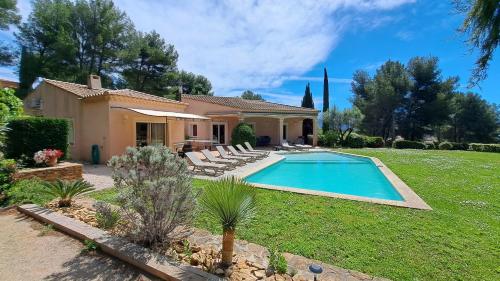 una casa con piscina en un patio en Villa Eléonore, en Saint-Cyr-sur-Mer