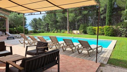 un patio avec des chaises et une piscine dans l'établissement Villa Eléonore, à Saint-Cyr-sur-Mer