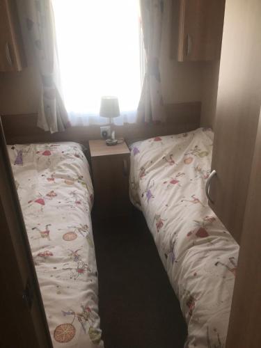 Een bed of bedden in een kamer bij Church Farm Luxury Caravan with Ramp
