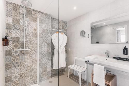 a bathroom with a shower and a sink at Logis hôtel restaurant Le Goyen in Audierne