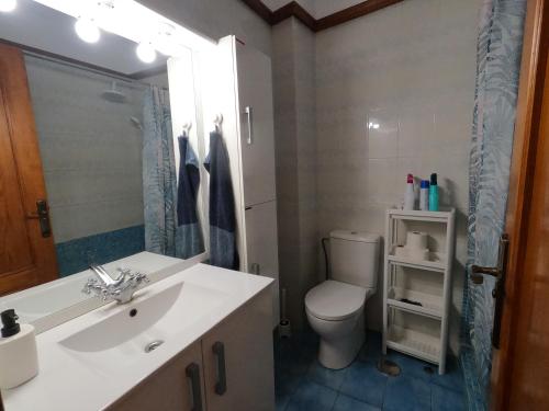 y baño con lavabo, aseo y espejo. en Twin Room at Villa Lila en Puerto de la Cruz