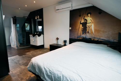 1 dormitorio con 1 cama grande y una pintura en la pared en Https, en Andenne