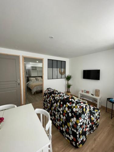 un salon avec un canapé et un lit dans l'établissement LA ROCHE, à Verdun-sur-Meuse