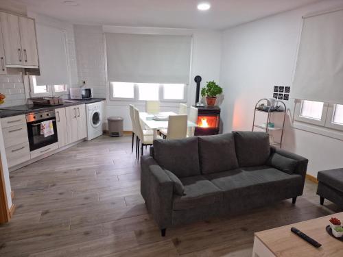 ein Wohnzimmer mit einem Sofa und einem Tisch in der Unterkunft La de Fredyy - Tres Marias Apartments in Redondela