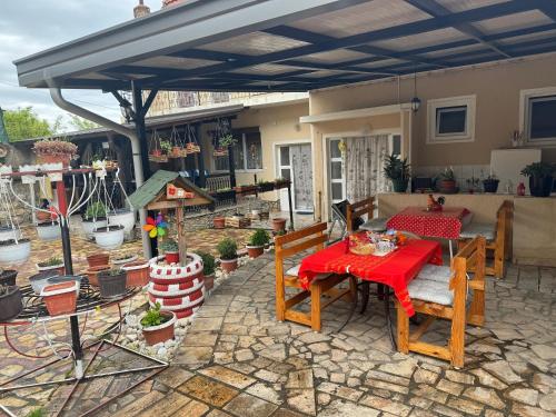 eine Terrasse mit einem Tisch und Stühlen unter einem Baldachin in der Unterkunft Villa Marija in Ohrid