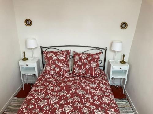 - une chambre avec un lit rouge et 2 tables de chevet dans l'établissement Au cœur d'Avignon - Logement climatisé, à Avignon