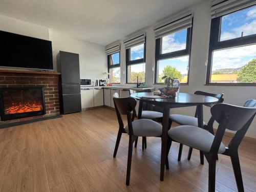 Η κουζίνα ή μικρή κουζίνα στο 1BR Apartment - Walk to City (1 Queen Bed)
