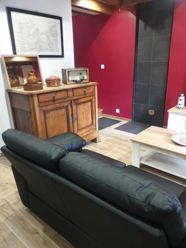 un salon avec un canapé et une table dans l'établissement Gite Ar HI MEN, à Malansac