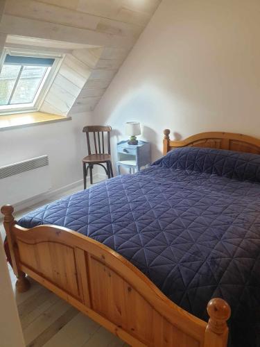 une chambre avec un lit en bois et une fenêtre dans l'établissement Gite Ar HI MEN, à Malansac