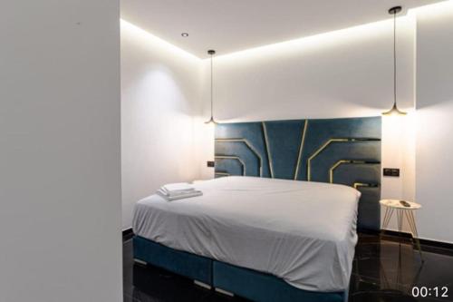 ein Schlafzimmer mit einem weißen Bett in einem Zimmer in der Unterkunft Villa panorama in Marrakesch