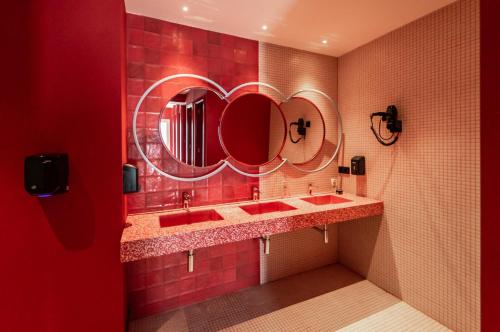 uma casa de banho com 2 lavatórios e um espelho em The Boc Hostels - Beach em Can Pastilla