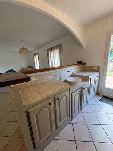 une cuisine avec un évier et un plan de travail dans l'établissement Grande villa à 15 min des plages, à Porto-Vecchio