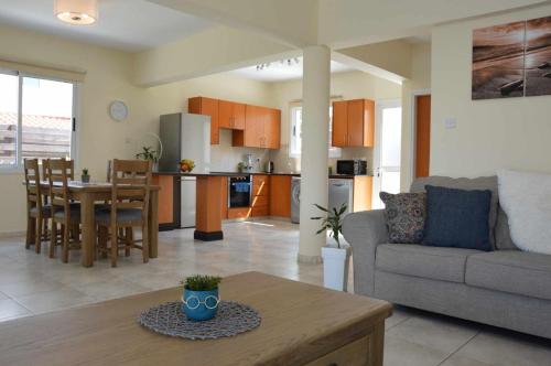 Η κουζίνα ή μικρή κουζίνα στο Chloraka Sunset View