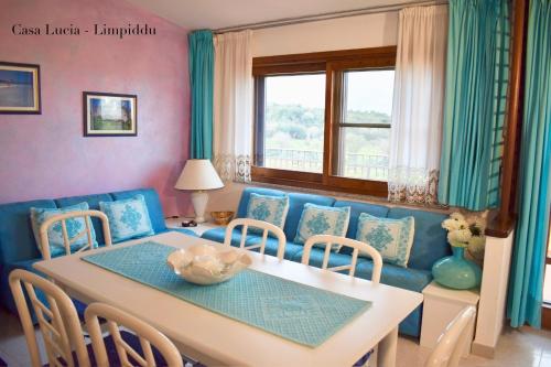 ブドーニにあるCasa Luciaのリビングルーム(テーブル、青いソファ付)