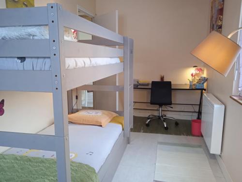 Katil dua tingkat atau katil-katil dua tingkat dalam bilik di Chez Fa et Pascal