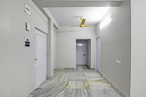 un pasillo vacío con ventilador de techo y puerta en OYO Flagship The Image A Quality Stay en Calcuta